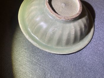 Une coupe en porcelaine de Chine c&eacute;ladon de Longquan &agrave; d&eacute;cor de 'deux poissons', Song